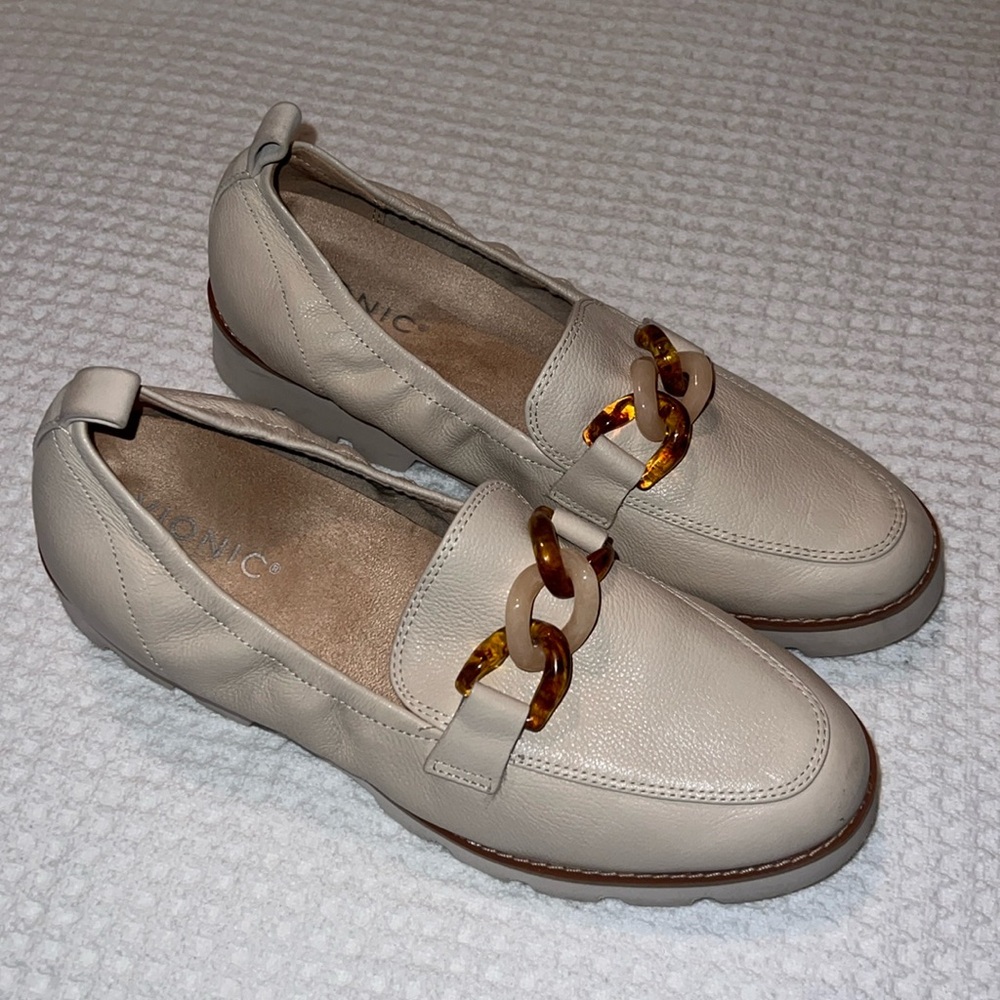 Vionic Cynthia loafer size 8